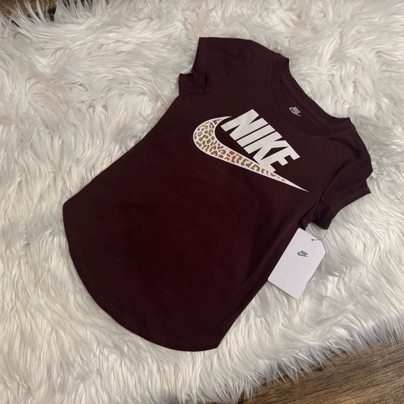 Nike Girls Burgundy Cheetah Print Logo Tee New Size XS 4 - Picture 1 of 4